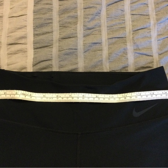 Nike Dri-Fit 23” crops leggings size medium - Picture 6 of 8